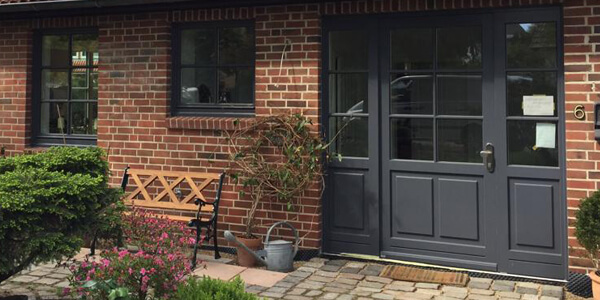 Fenster und Tür aus Holz